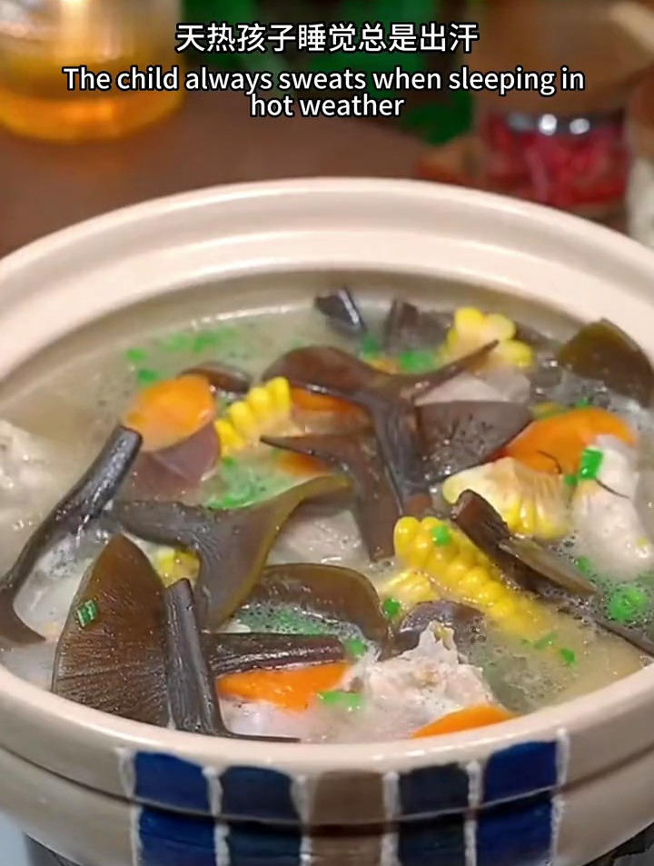 夏天天热,一定要多给老人孩子多做一些海带排骨汤,做法简单易学