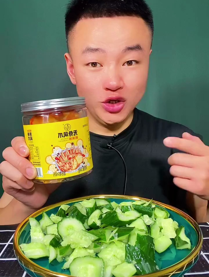 夜宵整一桶酸辣无骨鸡爪太过瘾了!