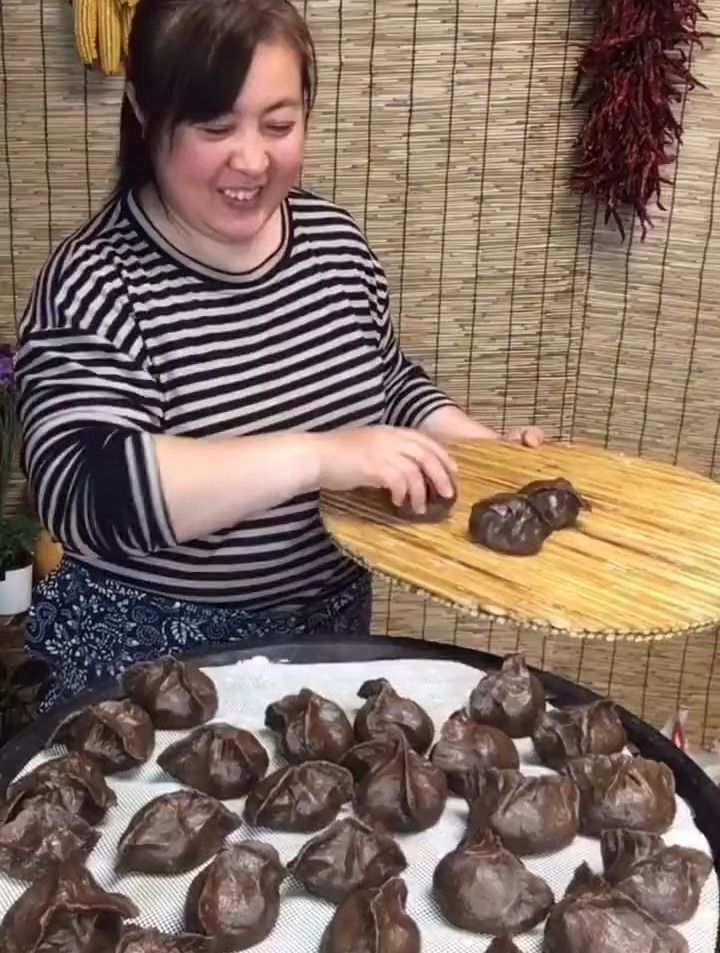 又是一年槐花香蒸个黑面饺子尝一尝