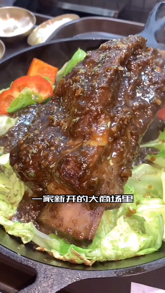 打卡网红韩国餐厅,牛肋肉质肥厚饱满,可以直接拿起来就啃,也可以剪成小块