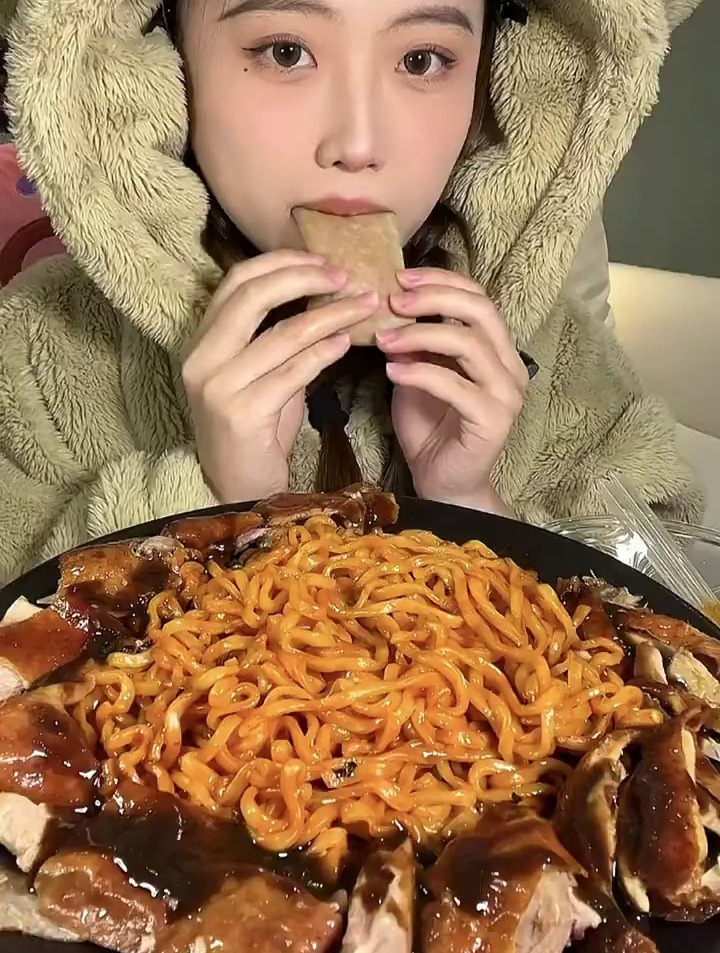 吃北京烤鸭包火鸡面 可以做你的饭搭子吗?这吃法太香啦