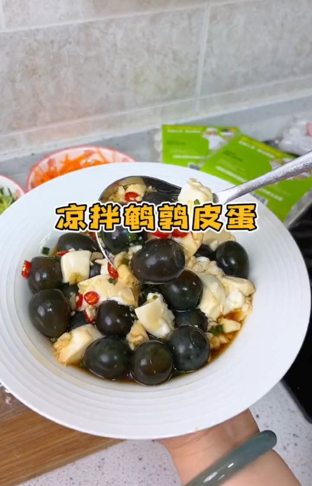 爆浆流心的鹌鹑小皮蛋,配粥下酒都不错!鹌鹑蛋