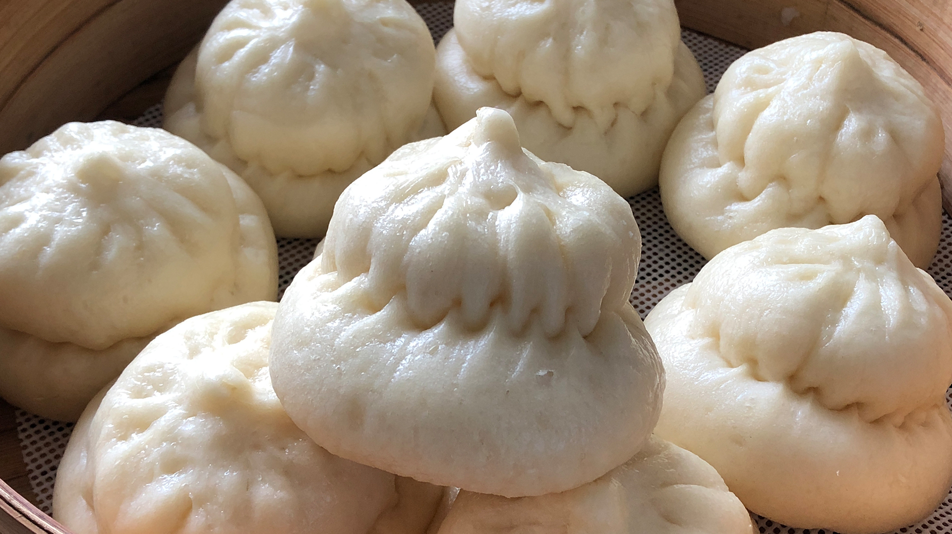 这种造型的包子很多人都没吃过,像个葫芦,蓬松柔软,薄皮大馅