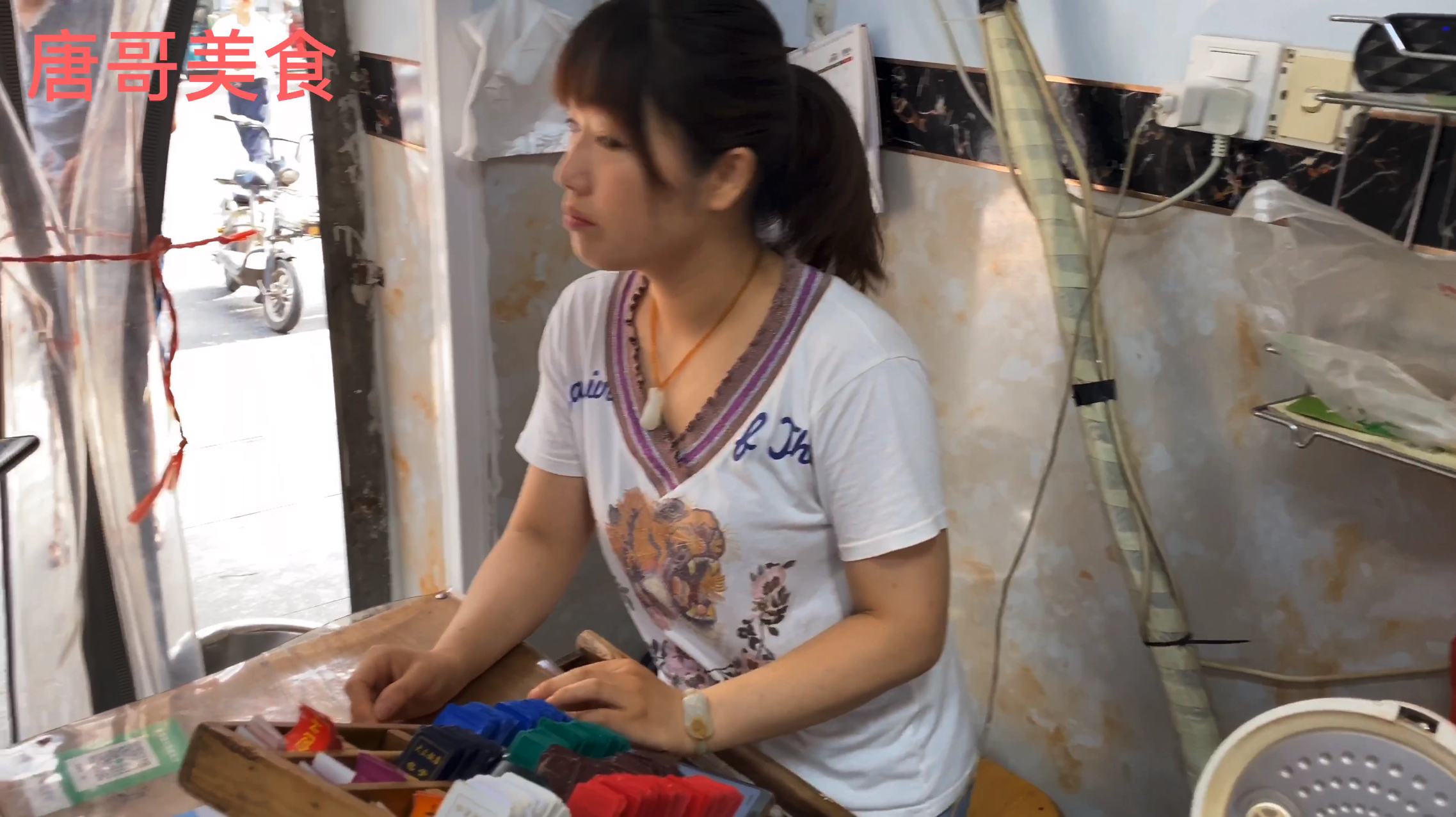 宿州人气爆棚的包子店,大肉包1元一个,站着吃,吃饭场面像打仗