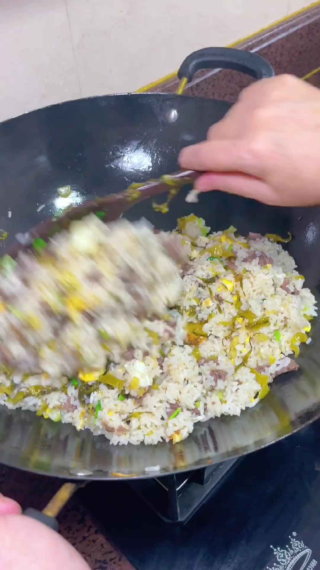 婆婆做的酸菜牛肉炒饭!我一口气可以吃三碗!