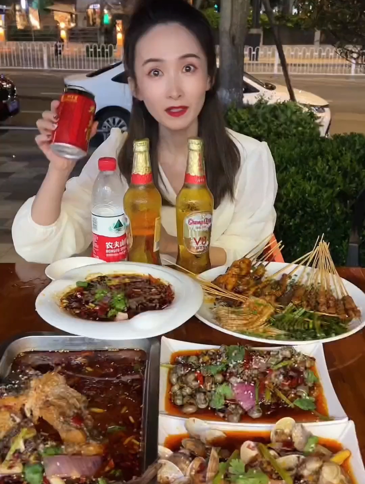 有花甲有烤鱼有鸡翅有鸡血,还有啤酒饮料矿泉水