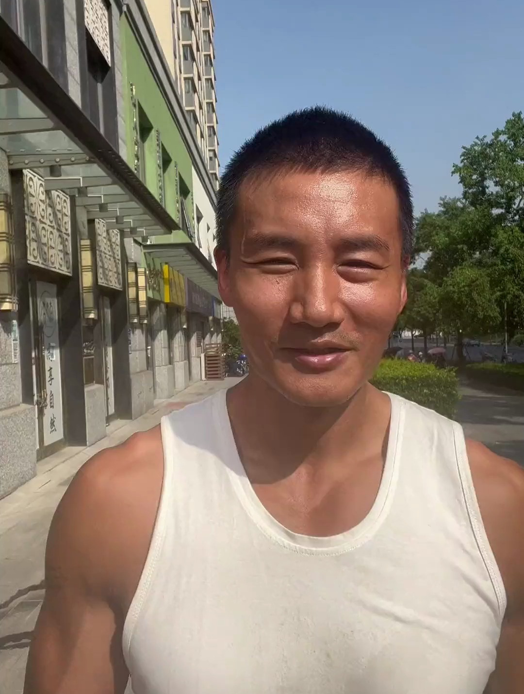 肌肉男去洗澡,你们习惯被盯着看吗?