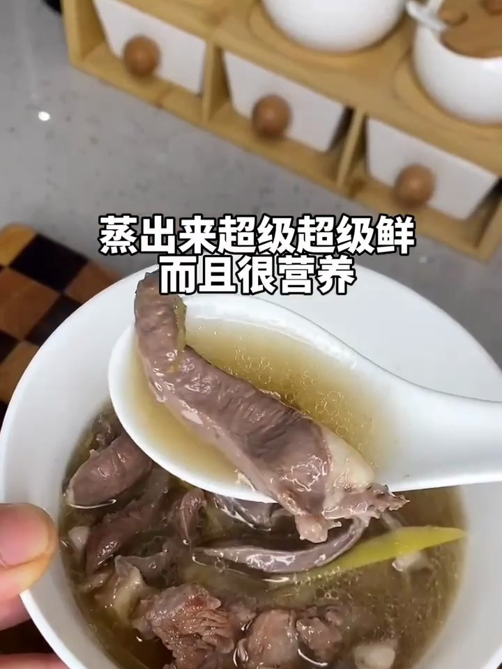 最近老是熬夜,老妈又做了特别营养好喝的清蒸胡椒排骨猪心汤