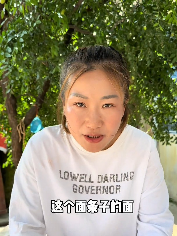 家庭版大肉手擀面配上辣椒蒜,又是香迷糊的一天