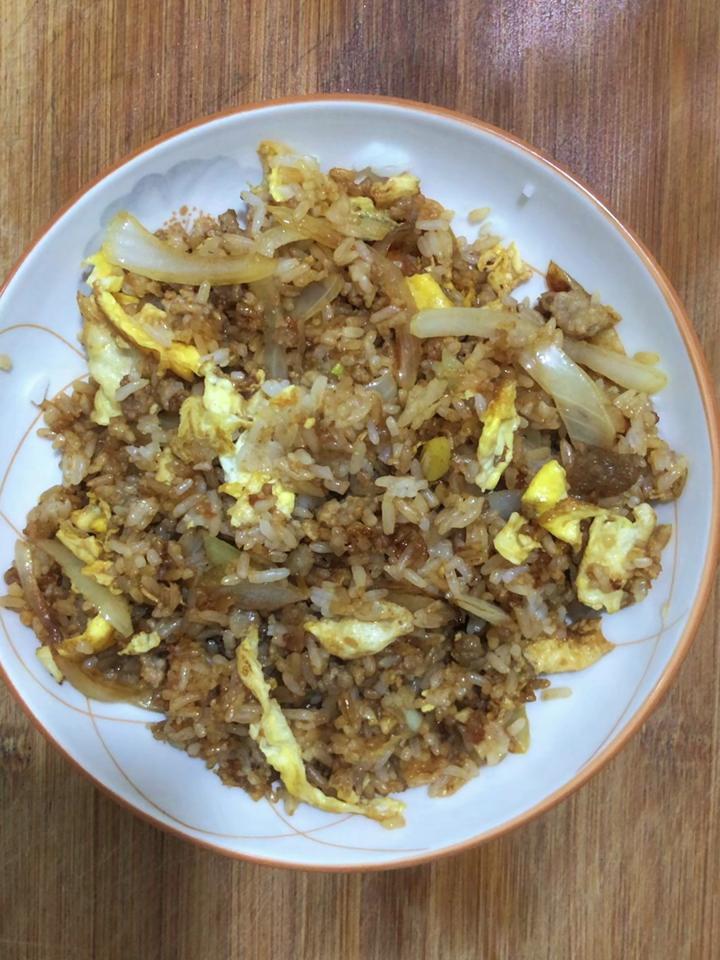 蛋炒饭怎么做好吃,分享一道洋葱肉末蛋炒饭