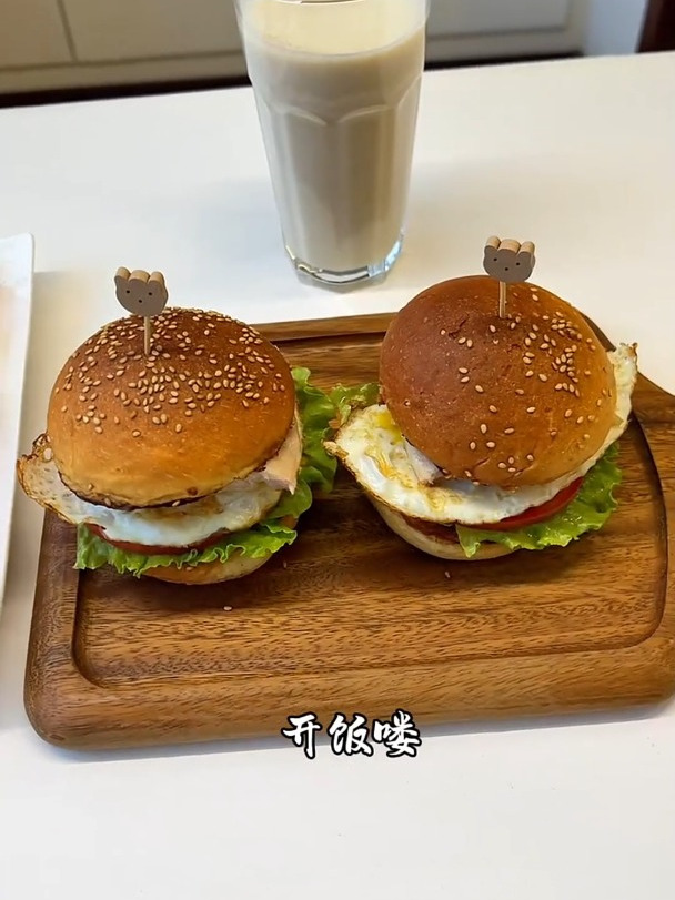 早餐吃什么?当然是鸡排堡配燕麦豆浆啦!