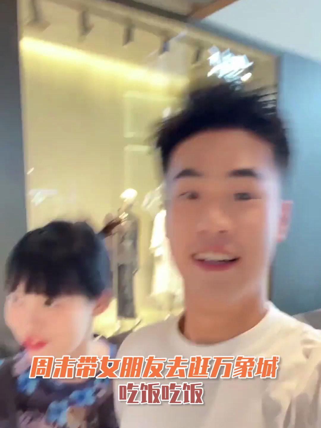 陪女朋友逛街时,一个“合格”的男朋友应该怎么做