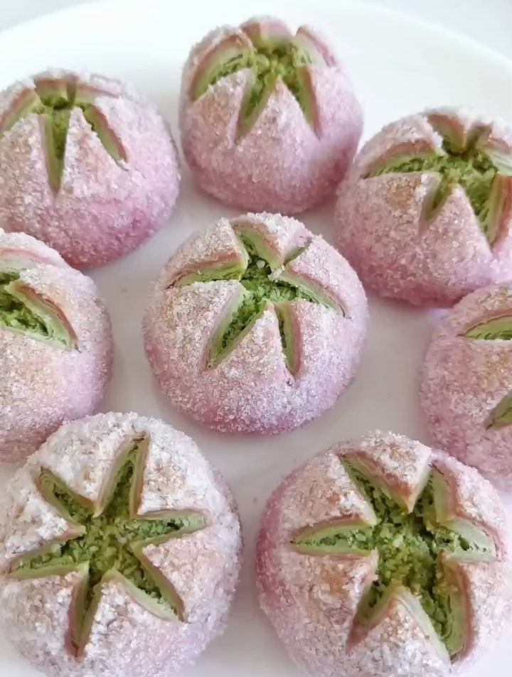 中式点心荷花酥,粉粉嫩嫩的外皮,椰香浓郁的内馅儿