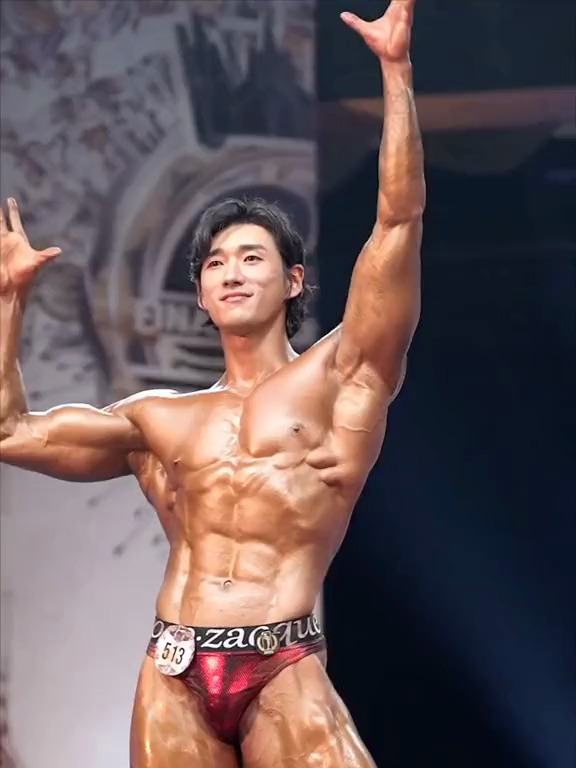 帅气的肌肉男 健美 肌肉男