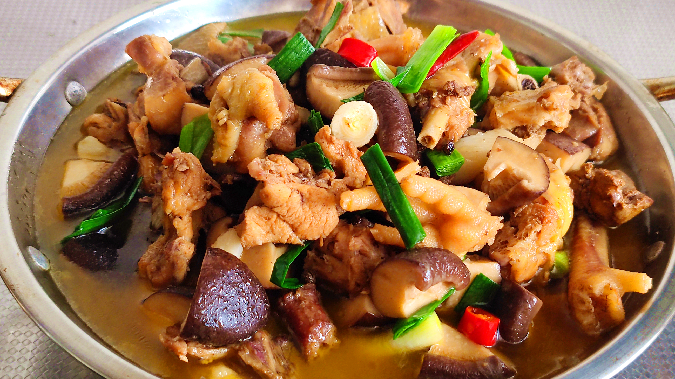 湖北家常做法香菇炖鸡火锅太香了,鸡肉Q弹软嫩,汤汁浓郁,美味