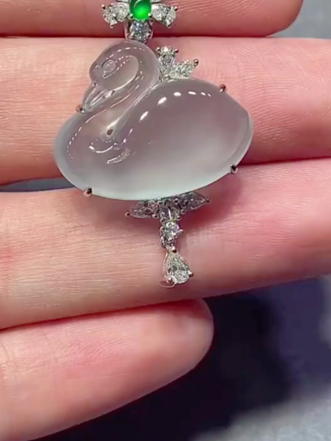 翡翠天鹅吊坠,绿翡的点睛嫩柳婀娜,流苏的钻麟自由欢畅