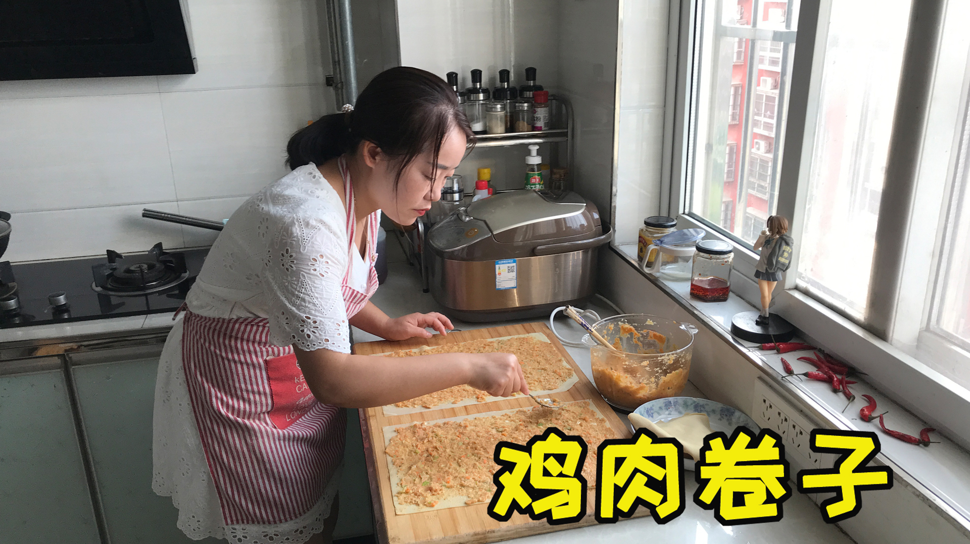 家里鸡肉没吃完,儿媳拿3张豆皮,做成鸡肉卷子,婆婆都说太美味