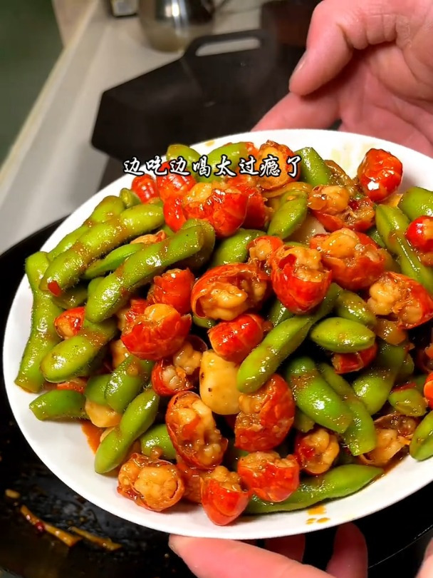 又到了了吃小龙虾的季节 这个毛豆烧虾球 你一定要试试
