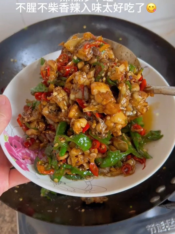 25块买了两斤牛蛙,炒了个我家孩子特别爱吃的辣椒炒牛蛙