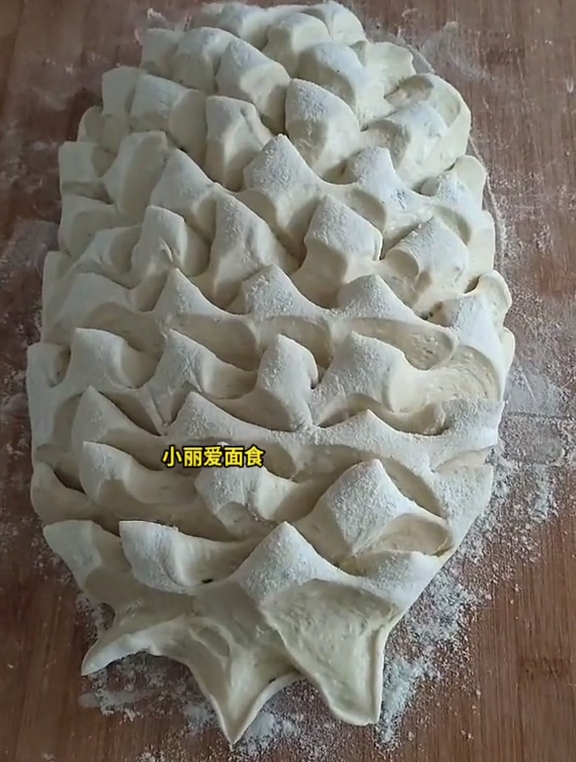 用剪刀把面团剪出来个小刺猬