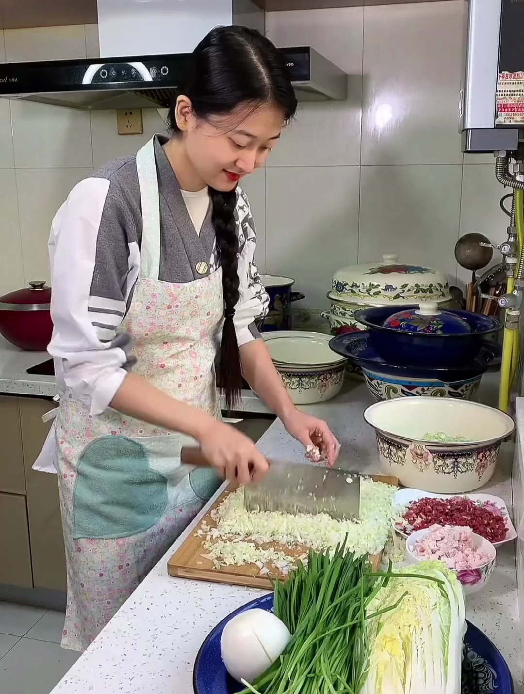 家常饺子全家人挤在一起吃饺子才是最香的