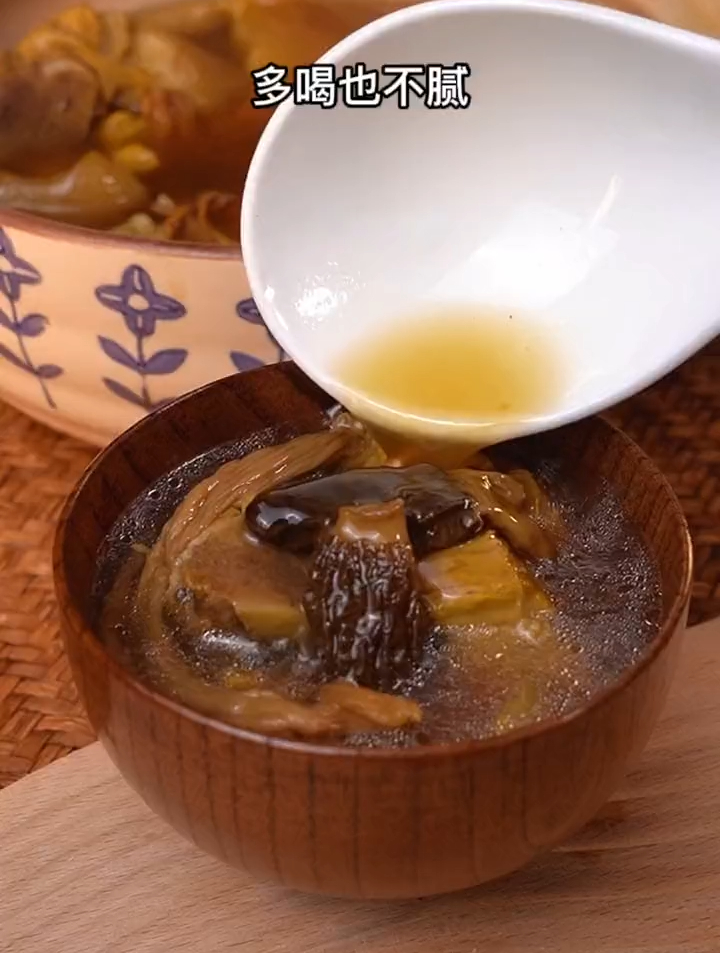 东北人最爱吃的小鸡炖蘑菇,用菌汤包炖鸡肉更好吃!