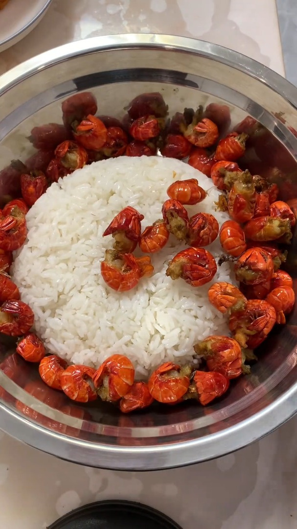 饭门永存,今天给闺蜜做个小龙虾烤肉拌饭,碳水加碳水双倍快乐