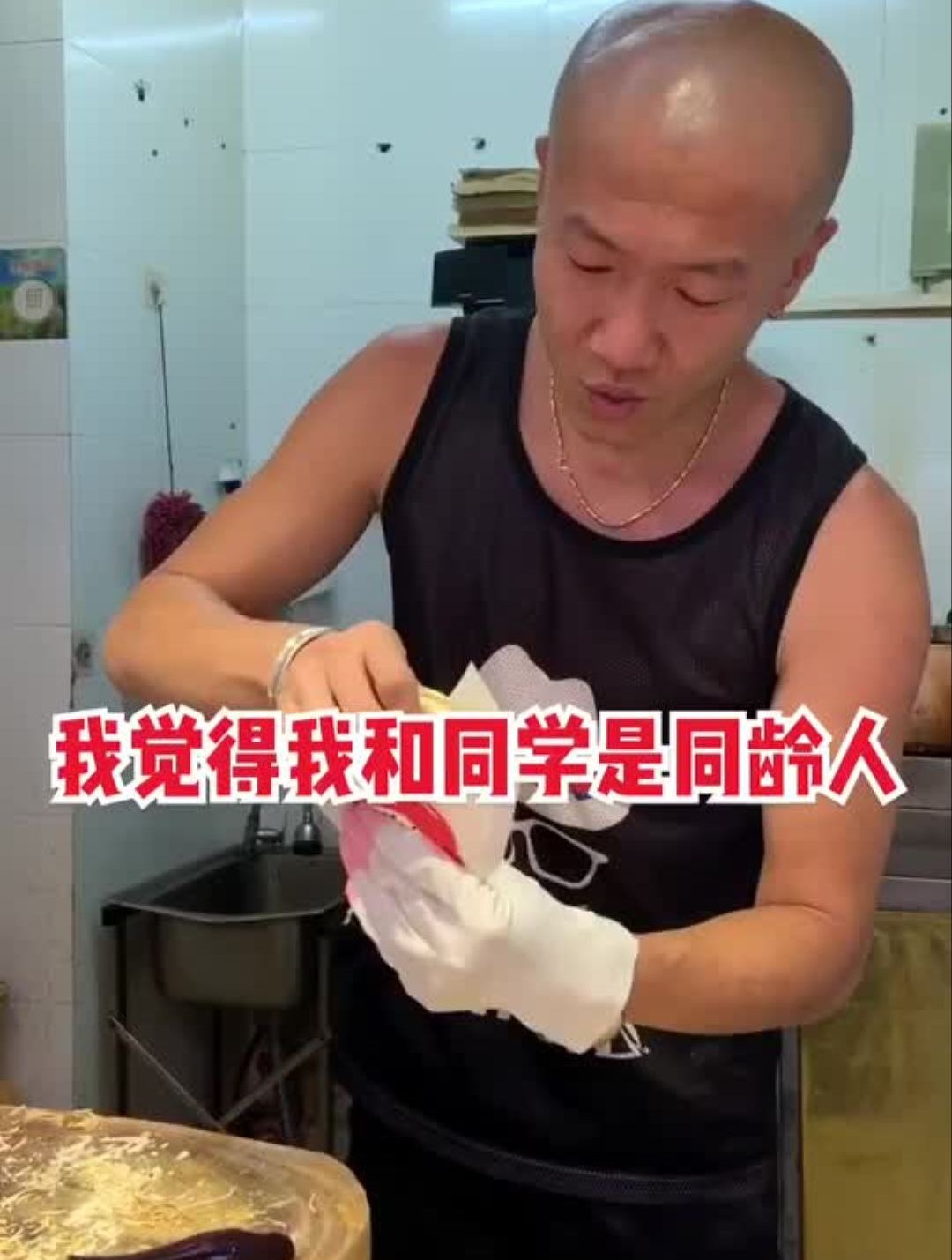 华大学生街超热情的肉夹馍大哥!只要喊这个字就给多加肉