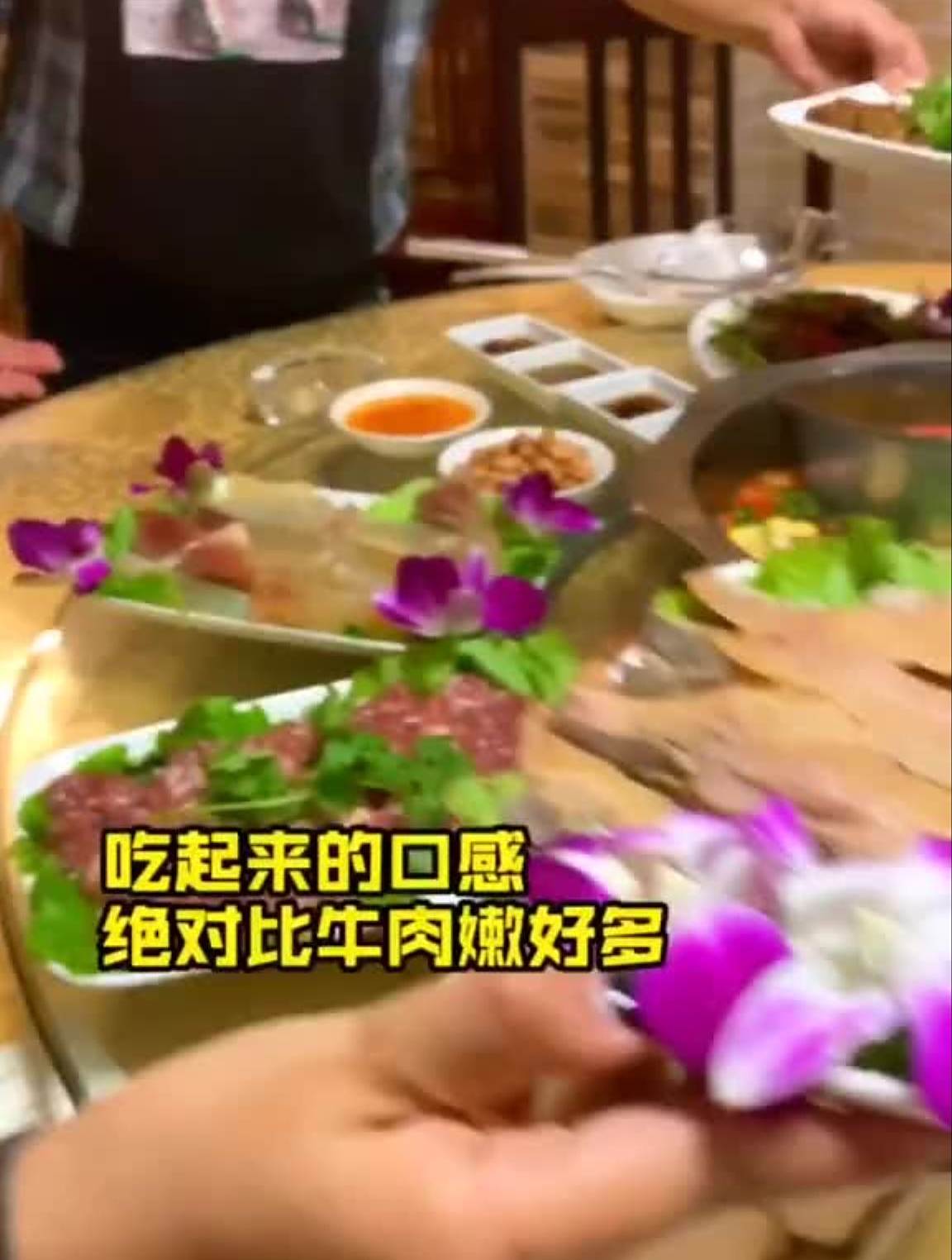这是一家你们绝对会回头的驴肉火锅店。肉质细嫩很新鲜!