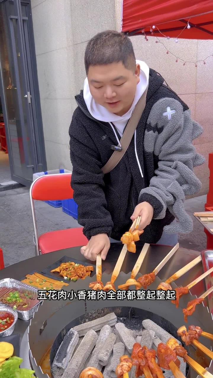 鲜烤坊火盆烧烤现在大竹林也能吃到了!小香猪肉超nice
