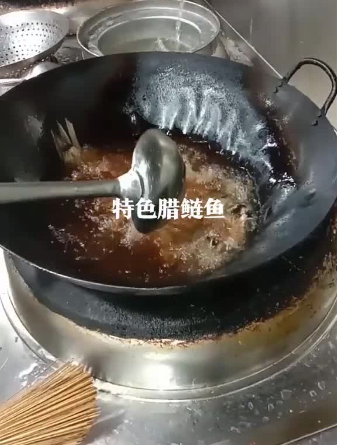 腊鱼冷水泡五个小时,油炸香用干辣椒豆豉蚝油酱油上色煎入味