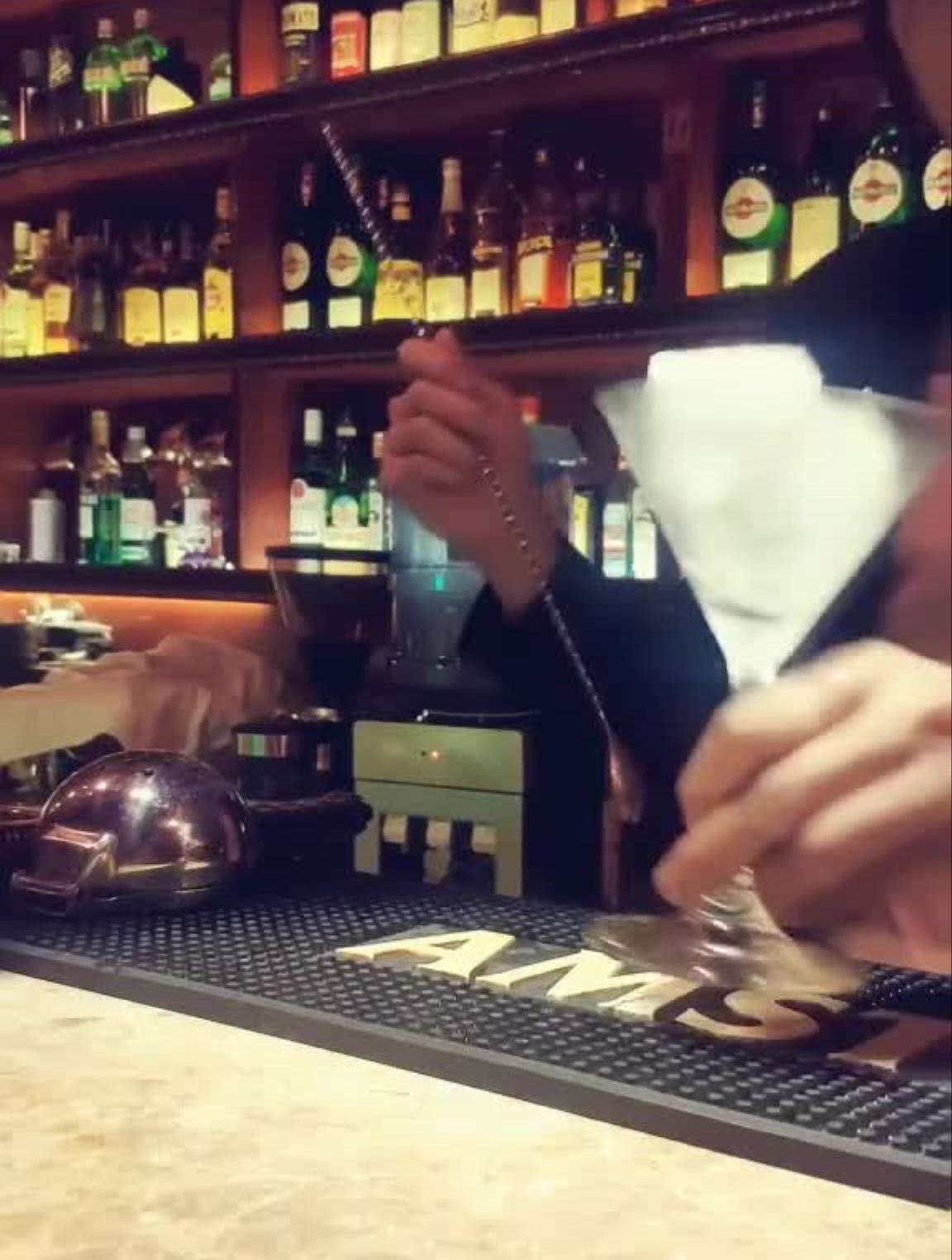 粉红佳人,抱歉,你们点了很久的酒