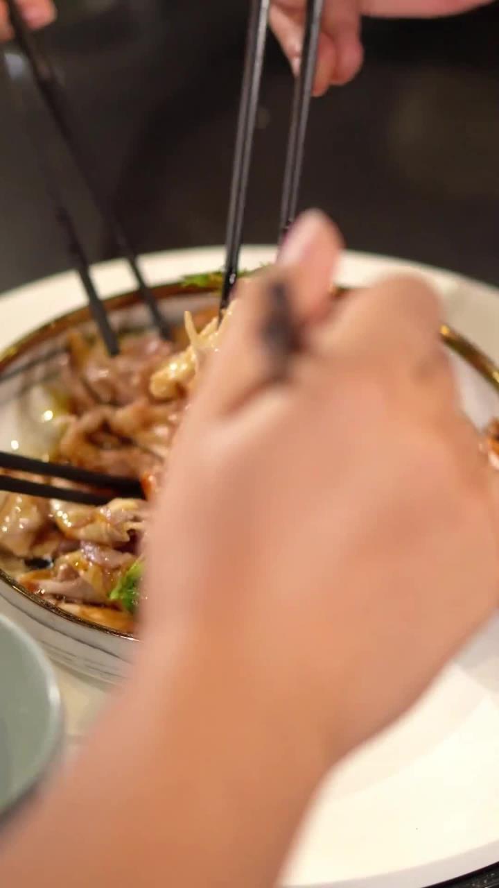 每一口都是肉的白饭杀手——葱油捞鸡!