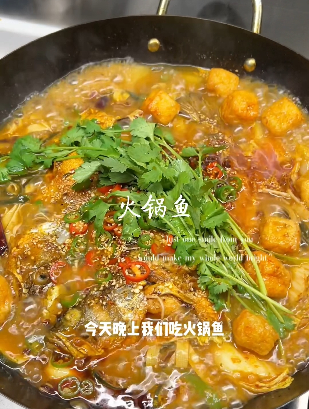 周末在家和男朋友一起炫火锅烤鱼!嘎嘎香~降温必炫!