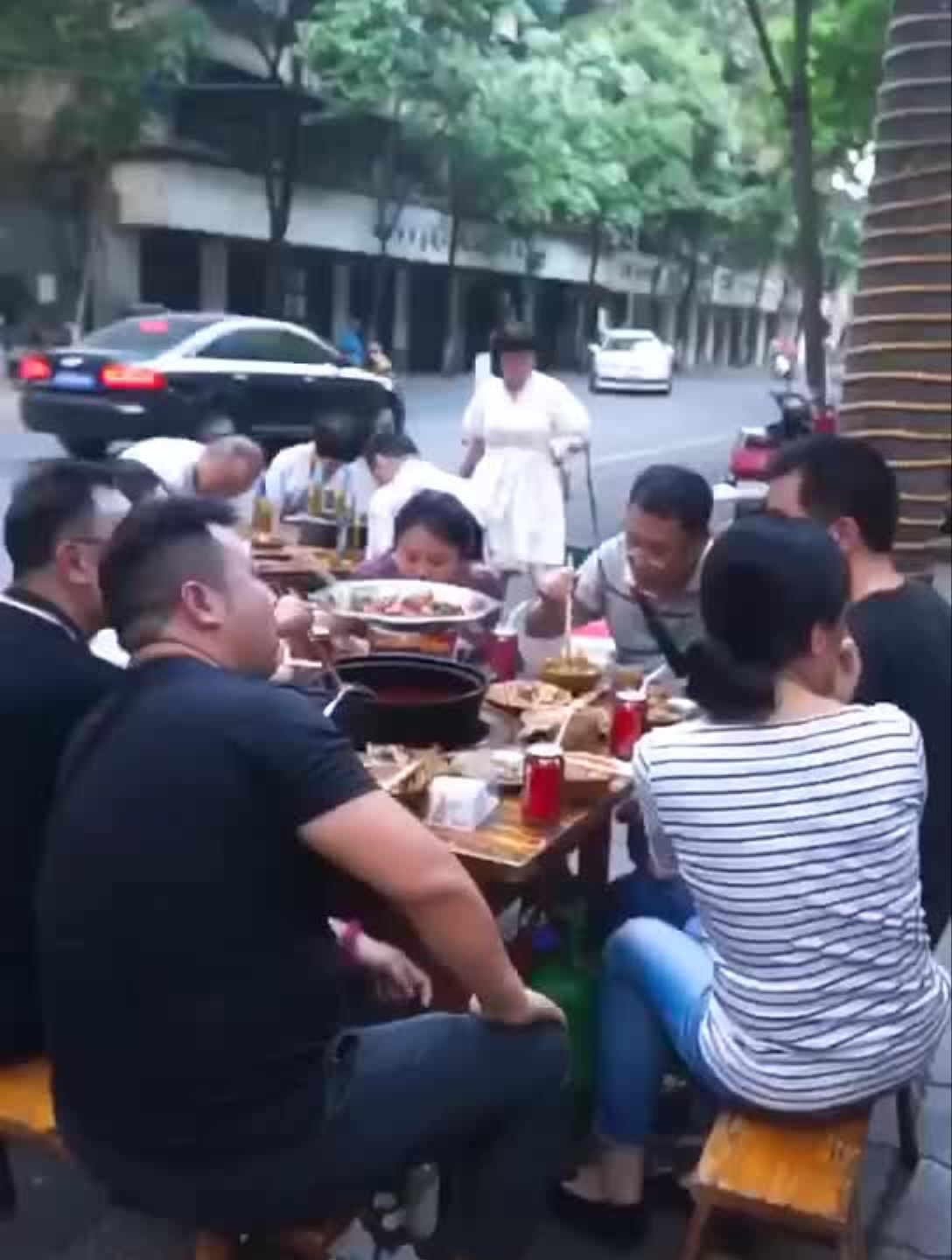 砂锅弄的火锅鱼,味道就是比一般的铁锅煮出来的鱼巴适