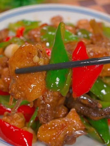 这个全鸡宴的做法十分简单,好吃又下饭