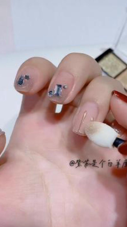 小钻钻,美甲来啦