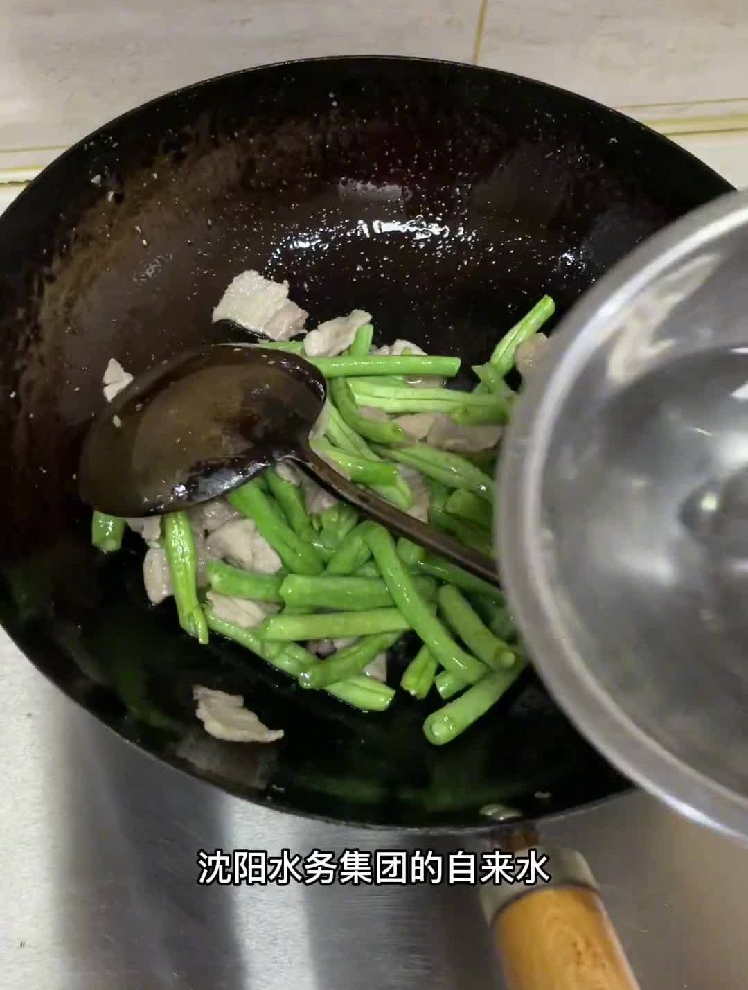 星何的美食录,灶台铁锅炖做法