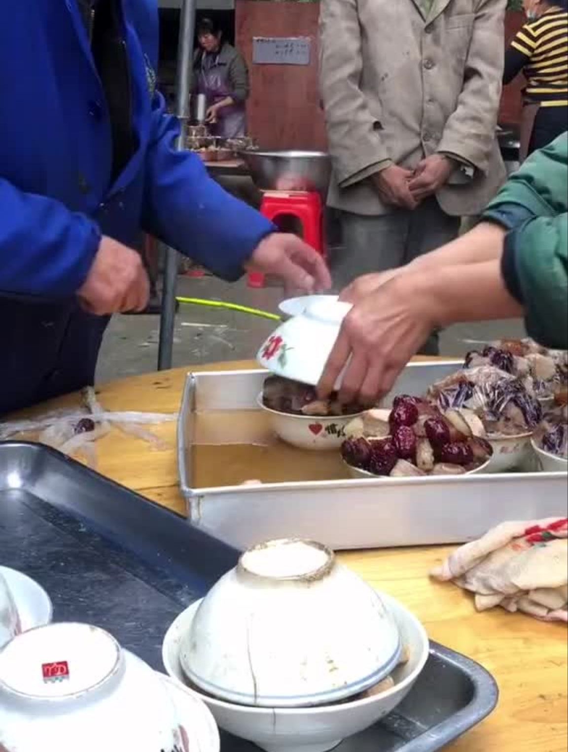 乡村宴席上的邵阳东坡肉