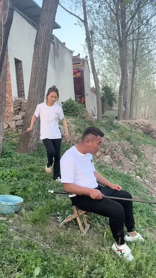 大家看看这鱼能没有蚂蚁大吗?…….眼是不是有白内障啊