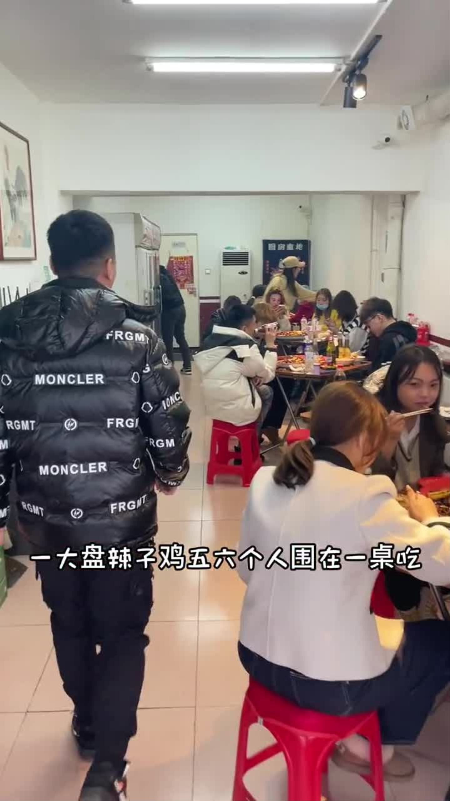 菜单在墙上的小店辣子鸡做的一流!无辣不欢美食