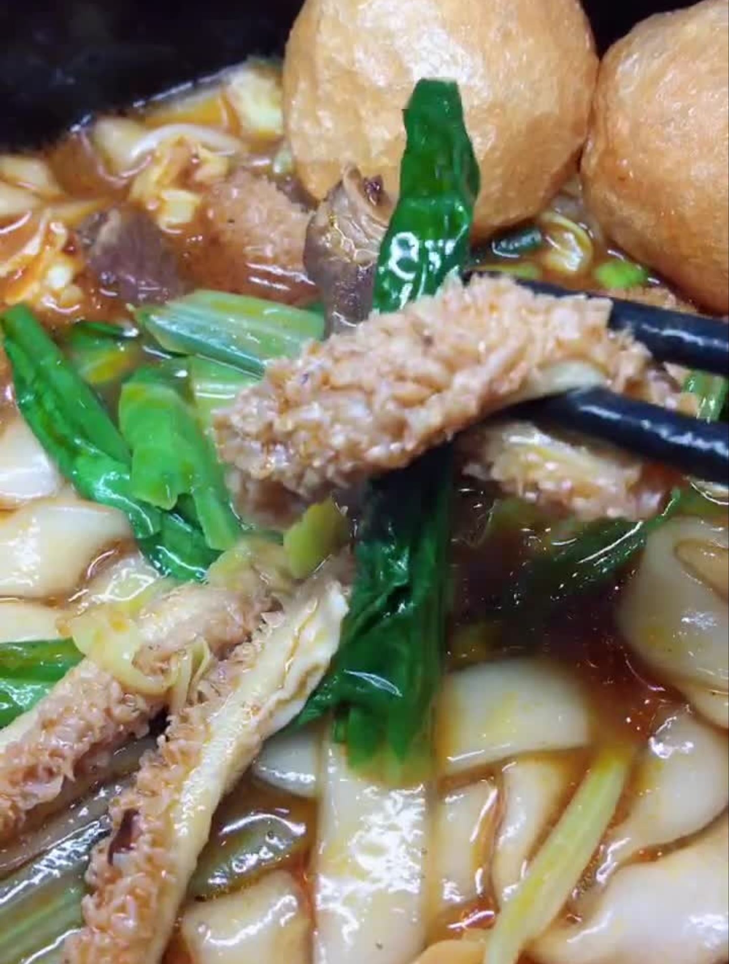 美食推荐:手工牛肉粉热乎乎的超好吃,超爱小菜香肠和五花肉