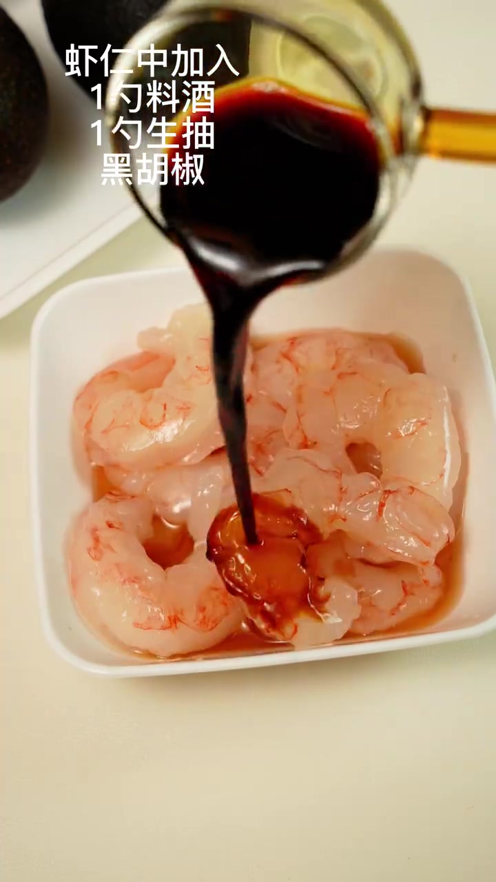 早餐吃什么呢?牛油果虾仁三明治好美味