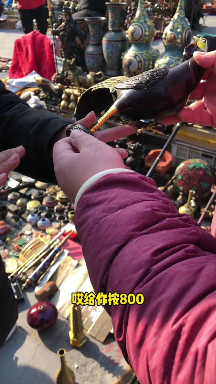 市场淘个公鸡工艺品摆件,地摊寻宝中