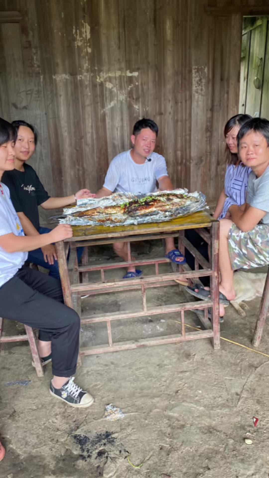 花30买了条20斤的大鱼招待朋友,做个水果烤鱼差点翻车了
