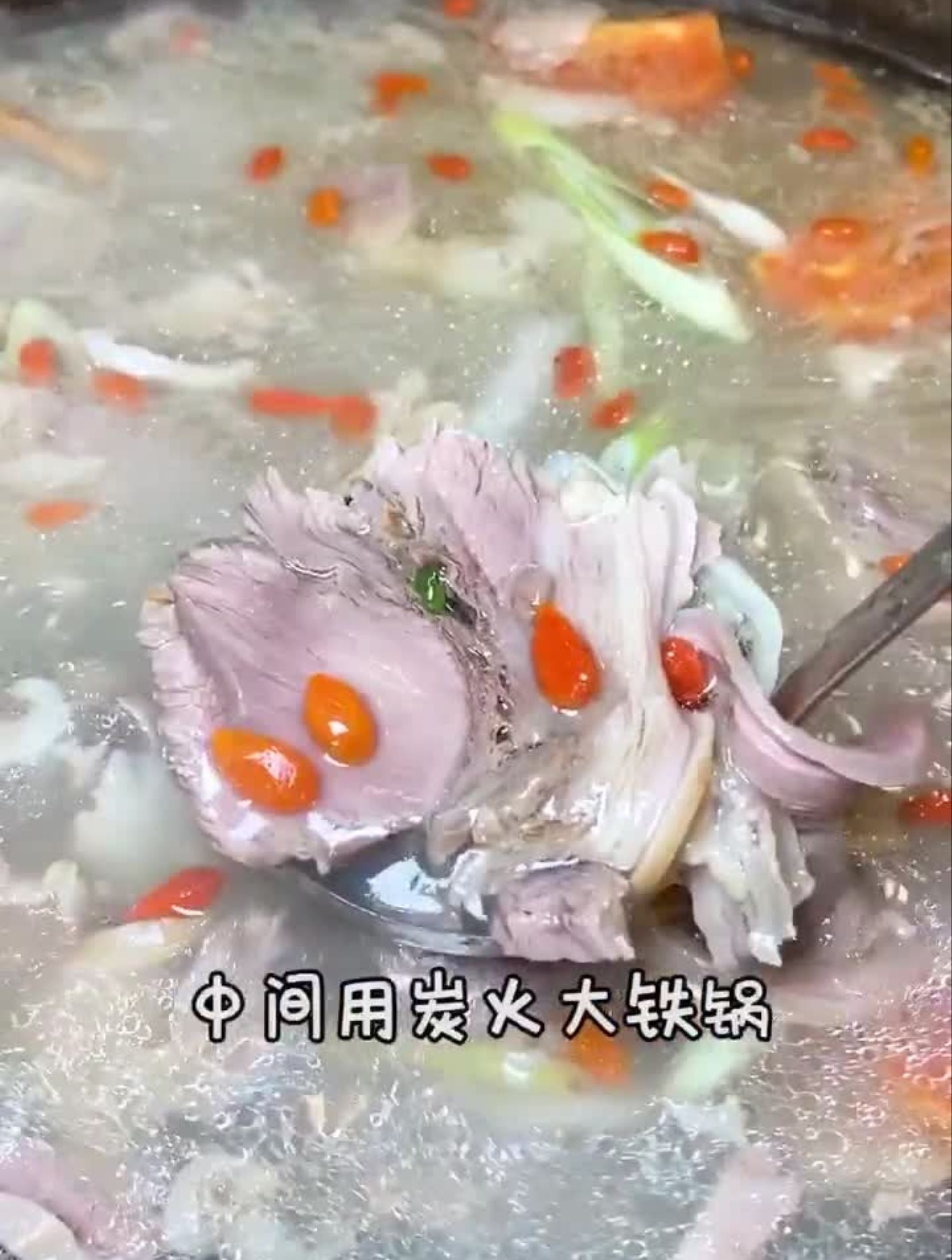 新发现一家无敌好吃的羊肉火锅!大片的带皮羊肉蘸上灵魂酱料