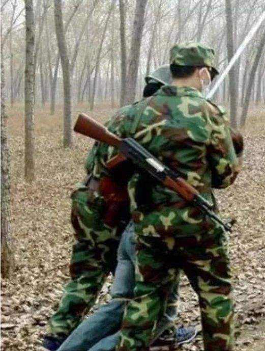 印度枪毙强奸犯真实录像，现场男性，却吓得两腿紧缩2-度小视 