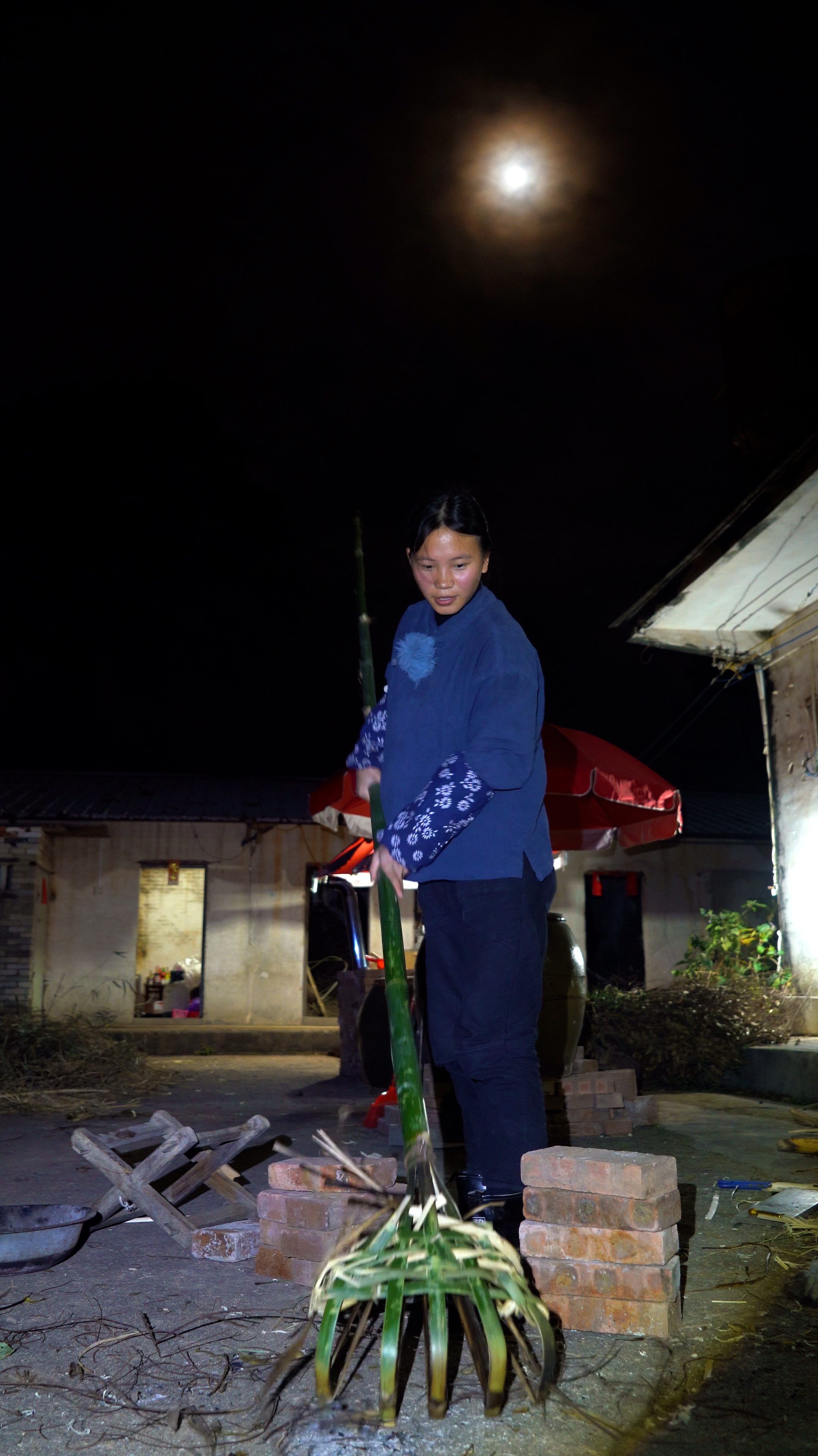 传统手艺不能丢,自己用一根竹子做成松毛耙,晚上做点酸菜炒扣肉