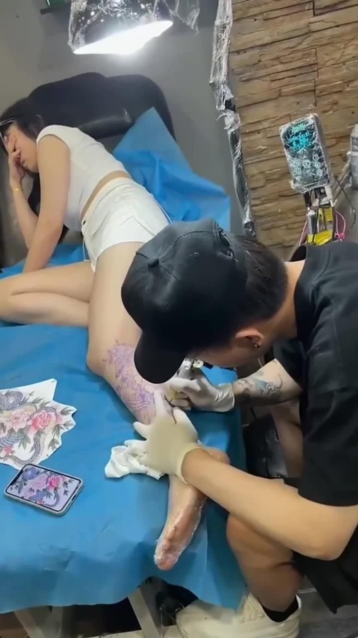 小姐姐腿上纹鲤鱼,吓得捂着脸不敢看,看着太可爱了
