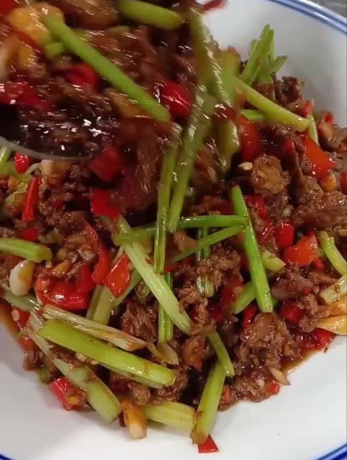 小炒驴肉新鲜驴肉切碎片容易入味,用酱油料酒盐少许腌制